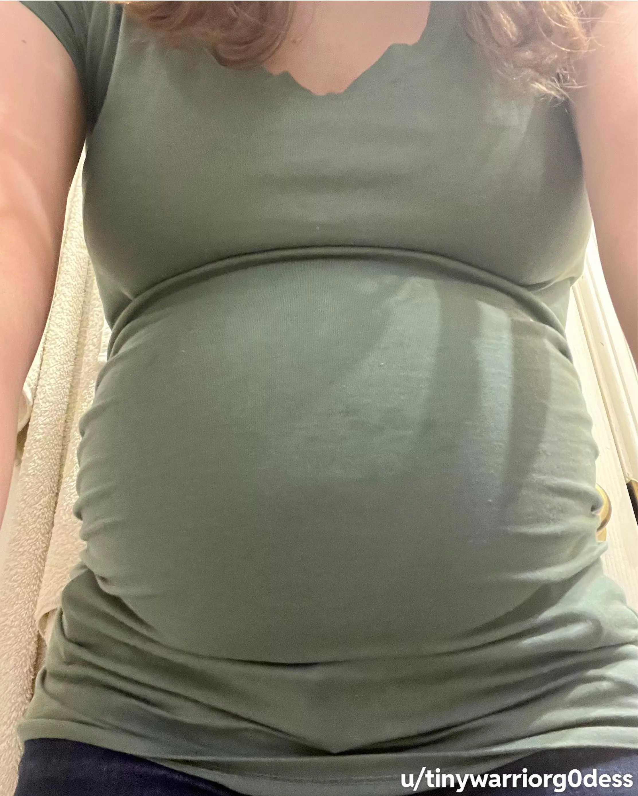 Belly bigger and rounder 💜 I think tight pregnancy shirts are sexy 😋✨🤰