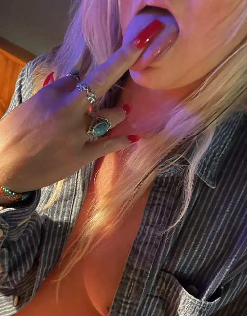 She’s a slut for her own nails