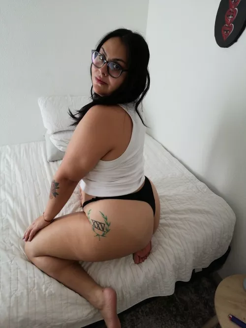 Your chubby friend shows you her ass, how do you respond?