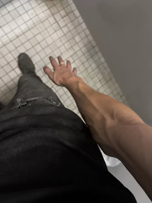 Boss makes a dollar, I make a dime, I Shoot thirst traps on company time