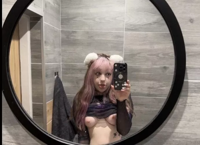 I wish I had more male friends so I could suprise them with my nudes