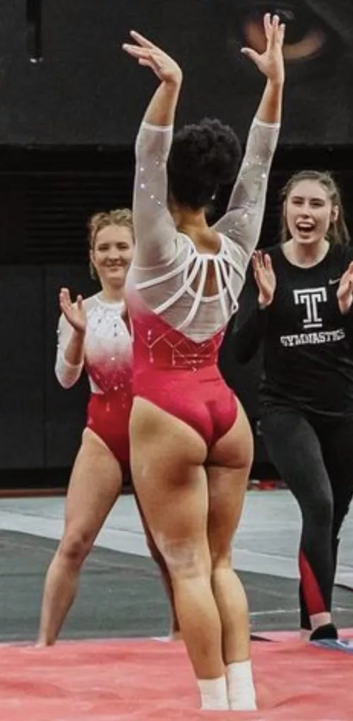 In my next life, I want to be a leotard! 🤤