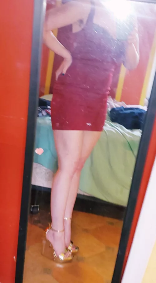 Red dress 💃 Gold heels. But I can't dance in them all night :(
