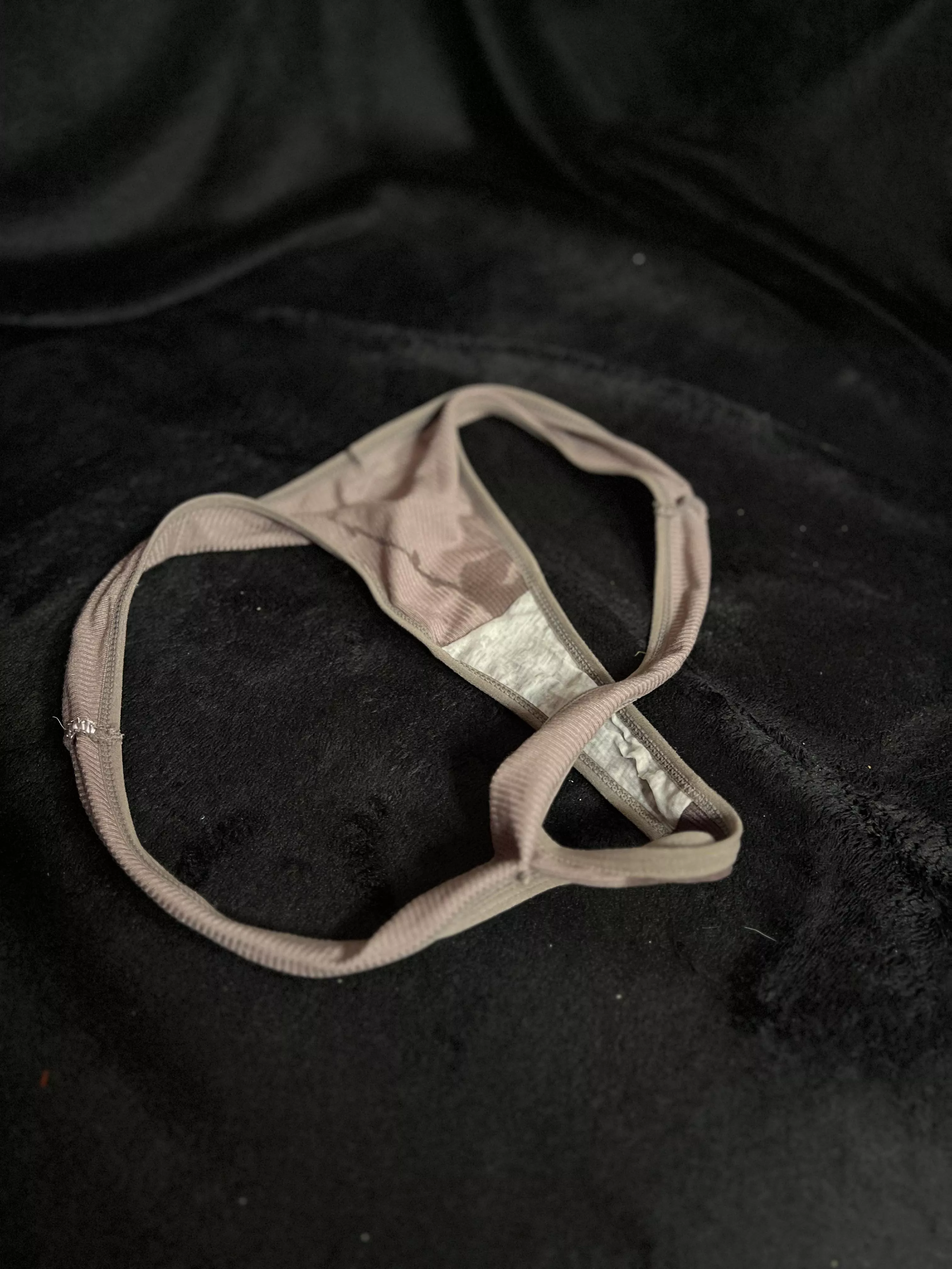 Some squirt left over from riding that dick 🍆