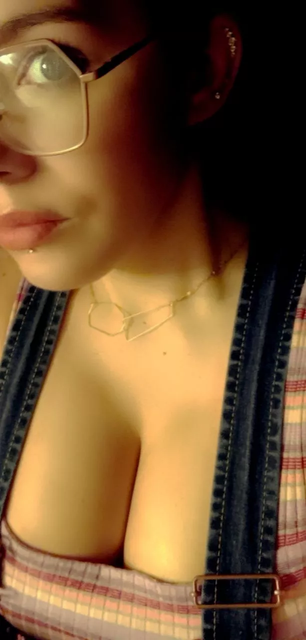 Boobs, glasses and Baldur's Gate. The three most quintessential things to save in the event of mass societal collapse.