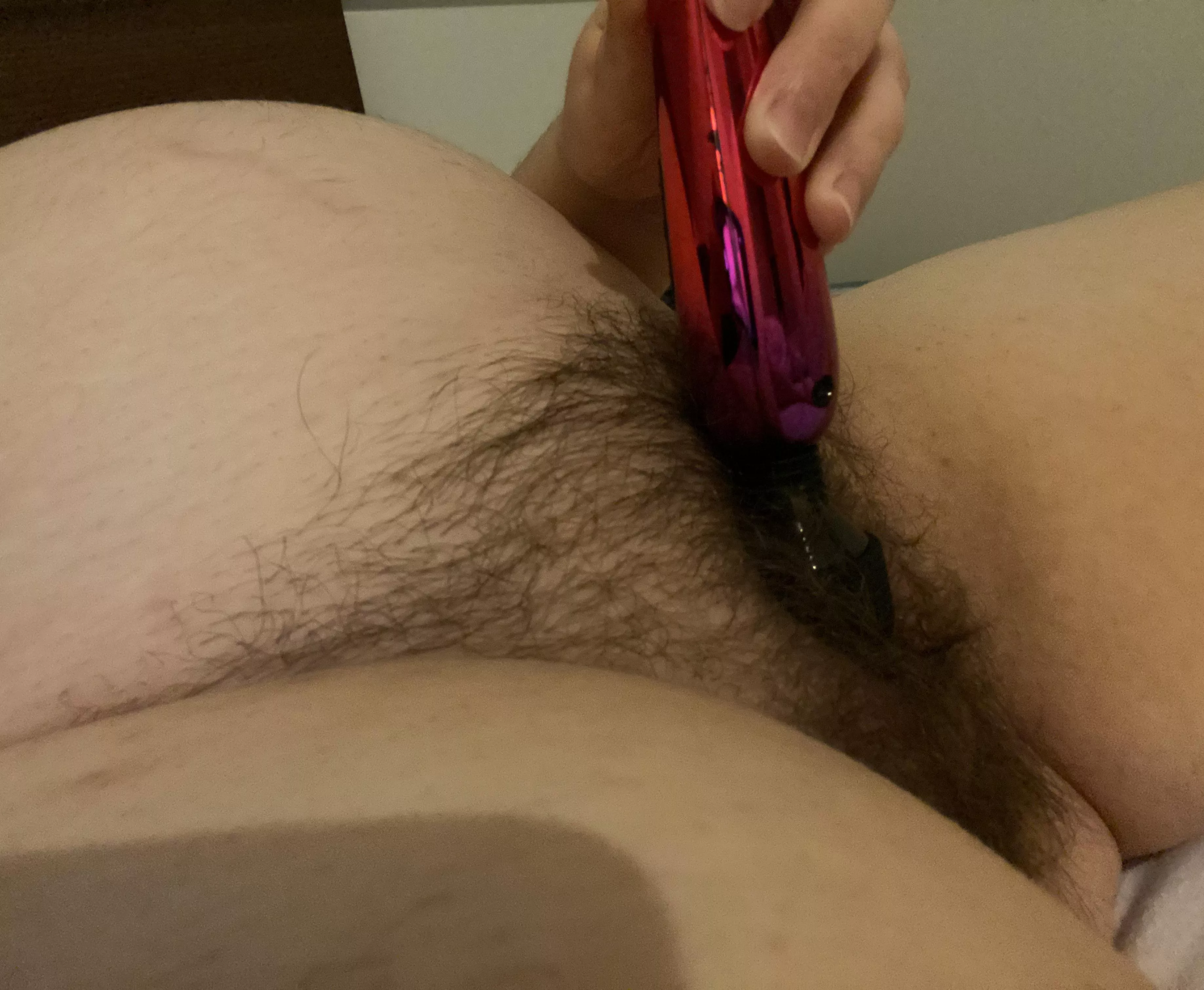 Hairy preggo pussies can still have fun, right? 👅