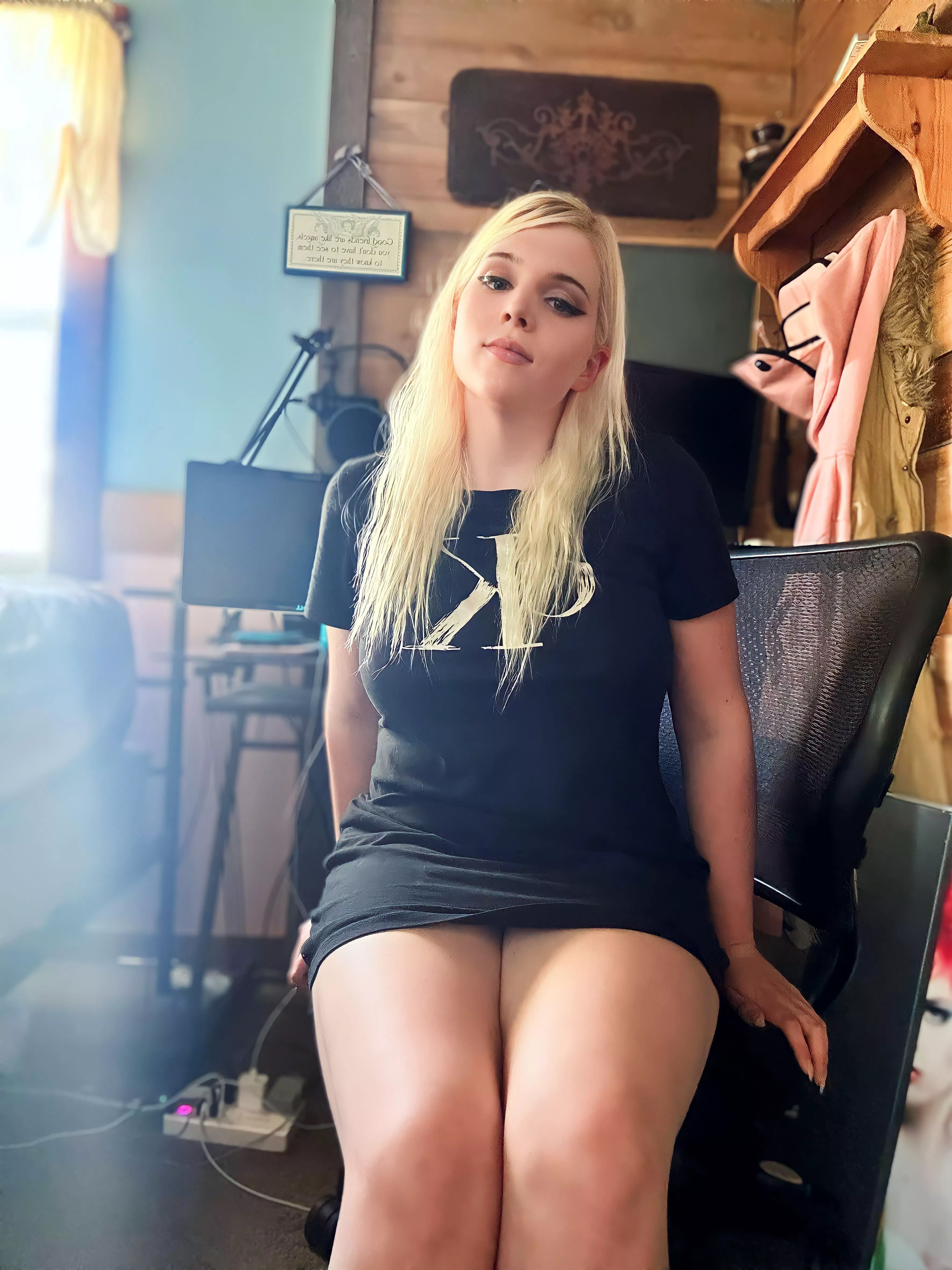 I brought you femboy thighs. Accept? 😳