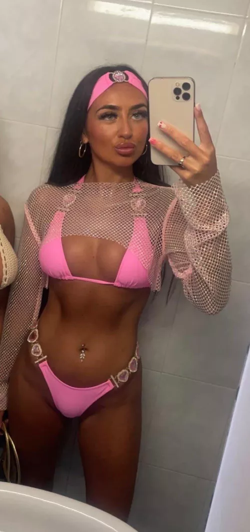 Tanned, big lips, hardly any clothes, chav perfection