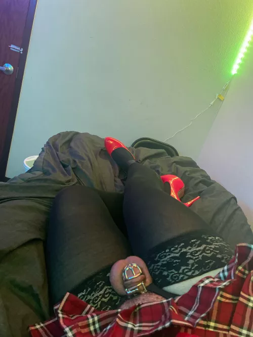 You know you’re a pathetic cum slut when your heels are bigger than your chastity 🙈