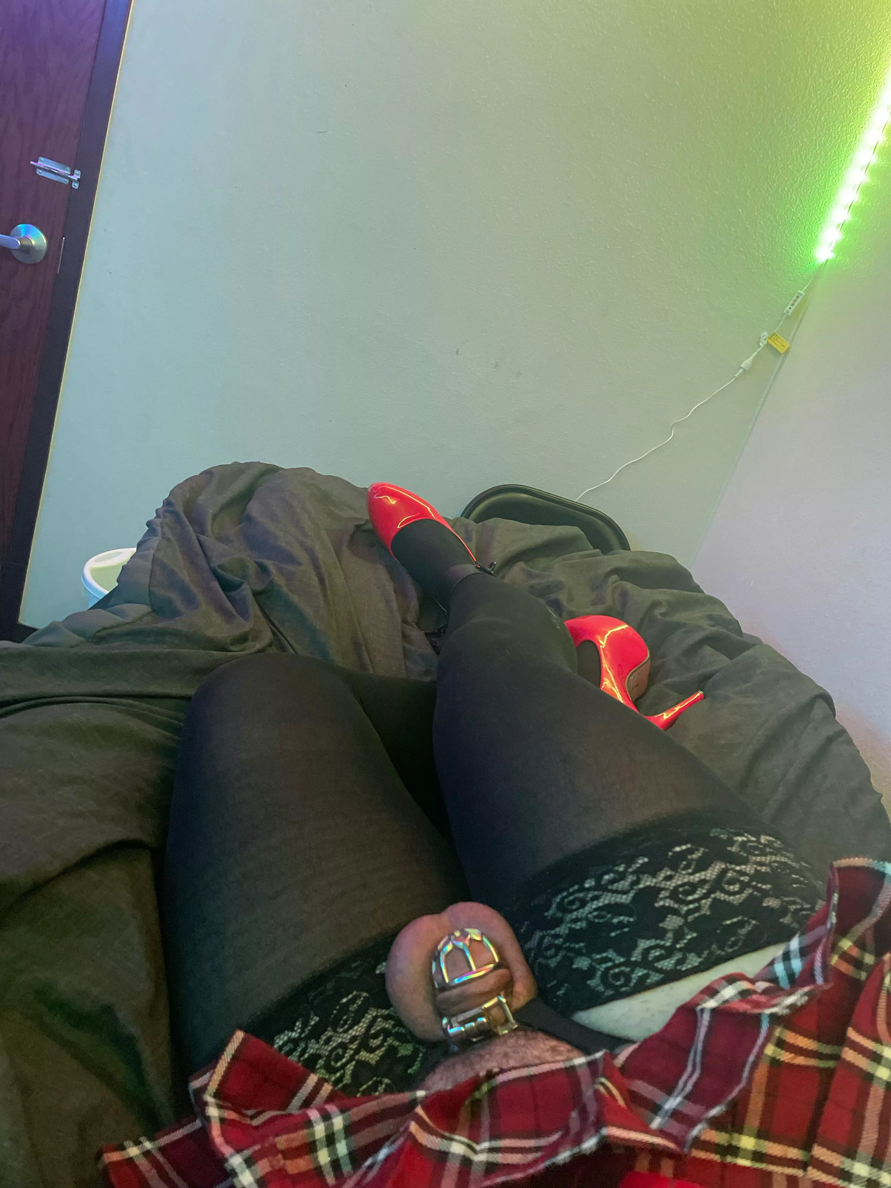 You know you’re a pathetic cum slut when your heels are bigger than your chastity 🙈