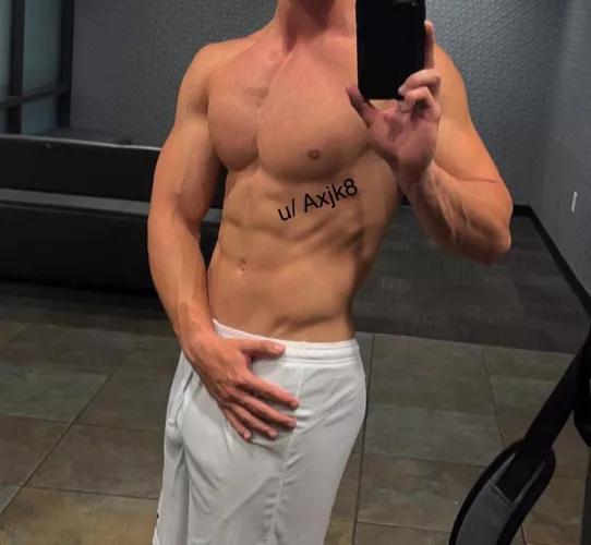 26 | Hung 9.5in Dom looking for fit jock subs. Other Hung jocks welcome. DM a pic for Snap.