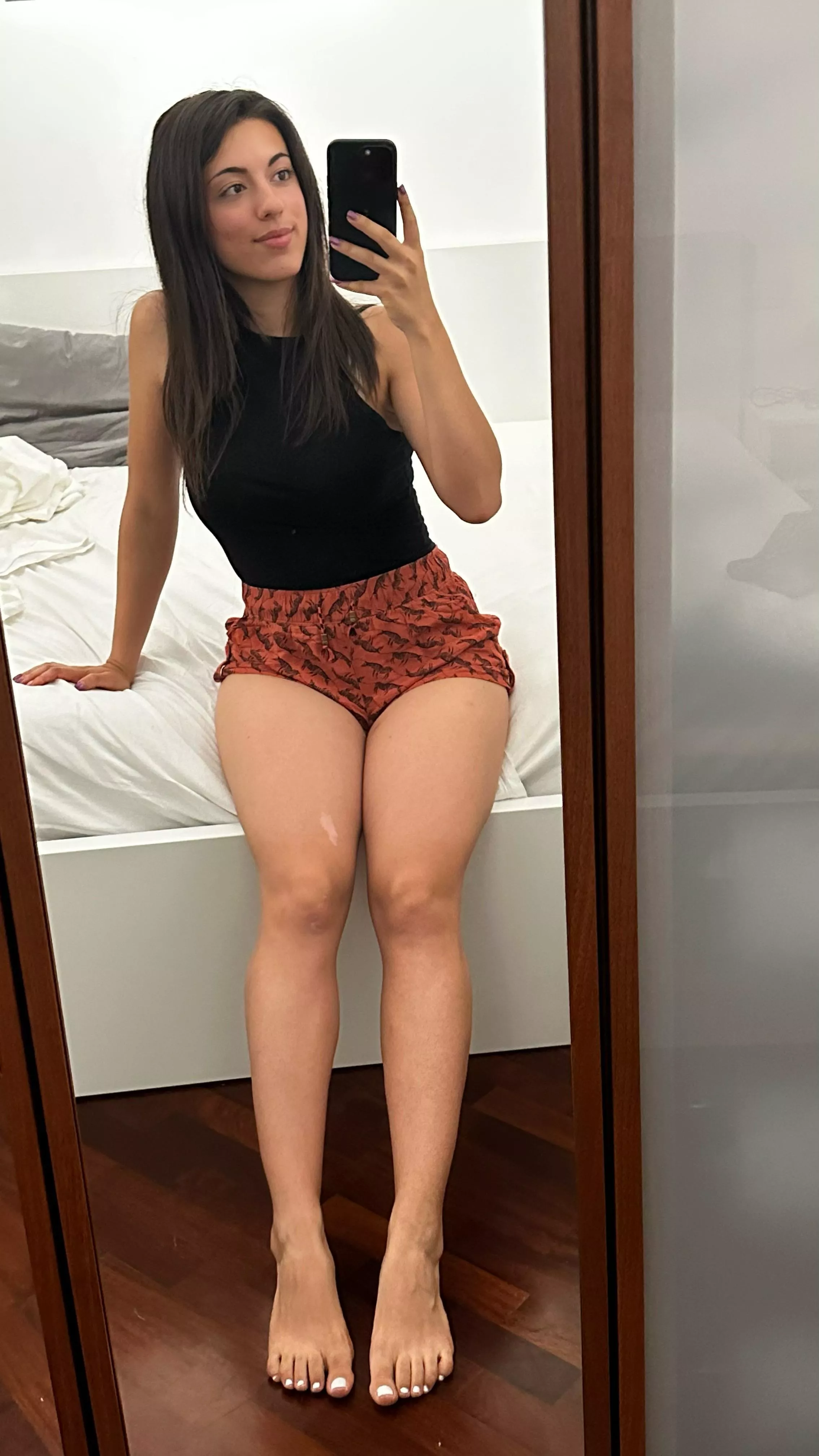 A cute hidden in the mirror