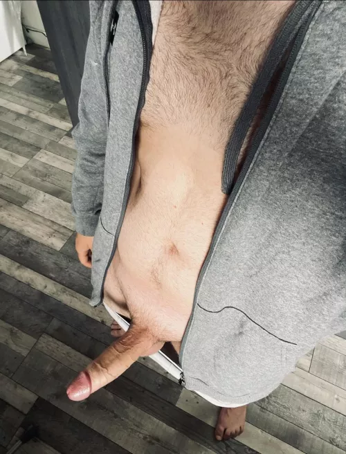 Any hairless fems/trans/ twinks want to keep daddy busy?