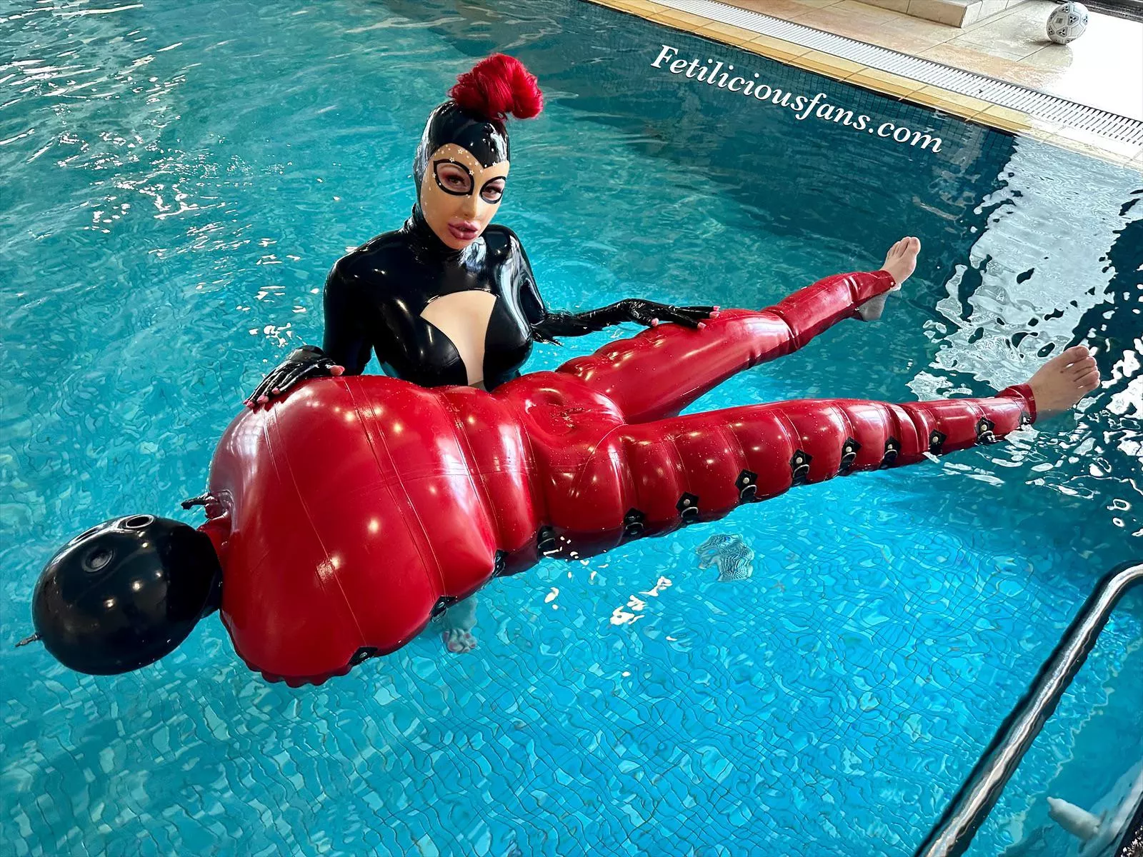 Floating around in the pool at EFM ❤️ (Inflatable catsuit by DeMasK Amsterdam)