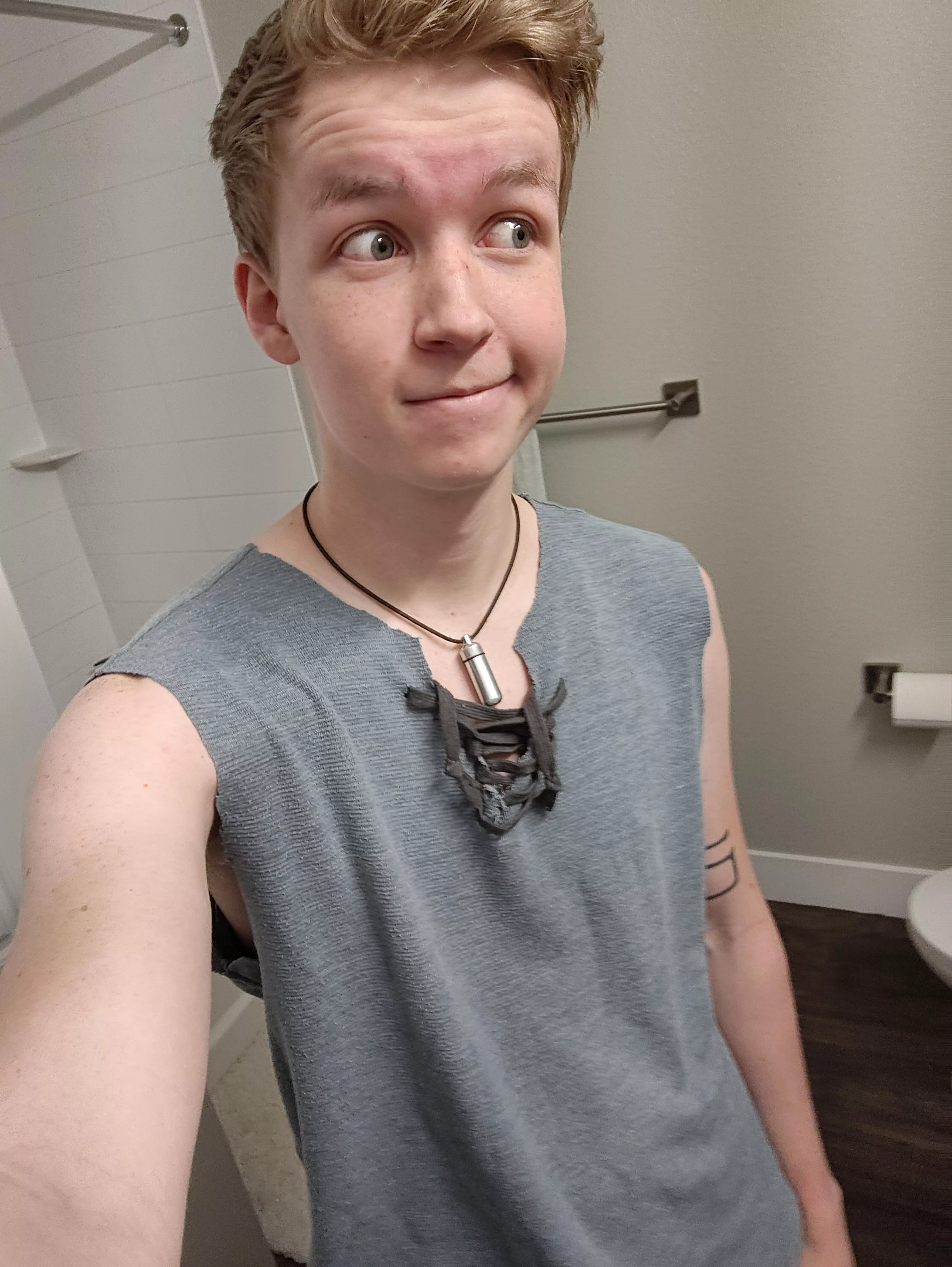 I was invited last minute to the Renaissance festival, this is the best I could do. But I don't have any pants to go with 😭