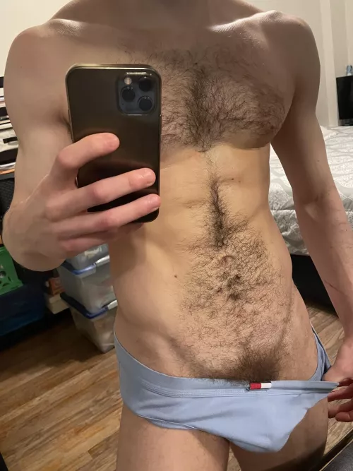 Lowrise briefs + full bush = 😋