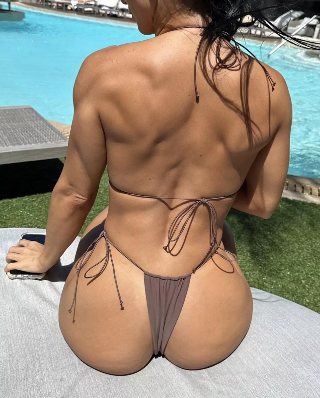 Making all the men at the pool think twice about their wives ☺️