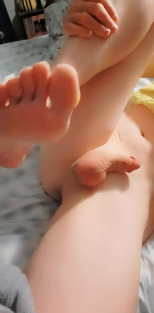 Ok, see, here's my foot. I still don't see why I had to take my undies off for this 😒