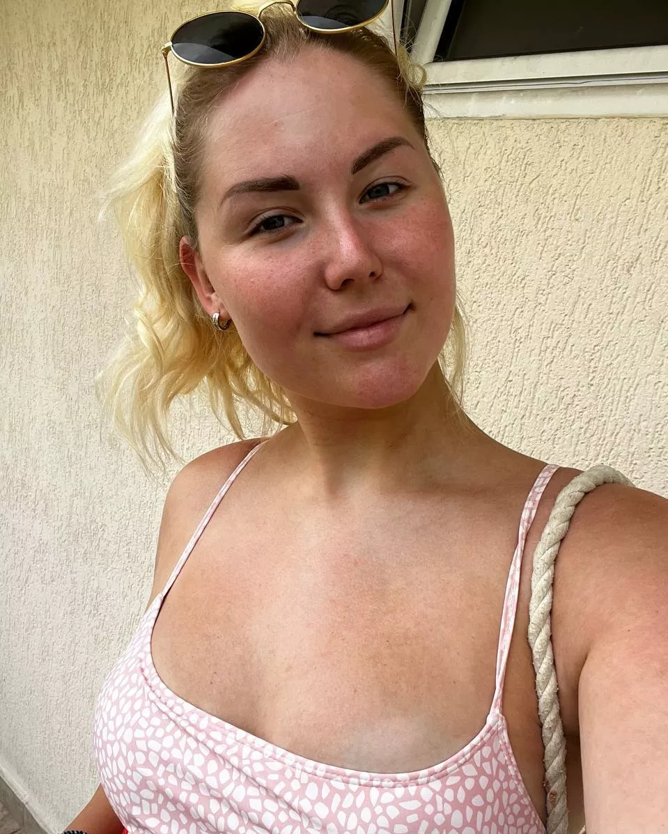 Selfie of a Sexy Blonde going to the Beach :)