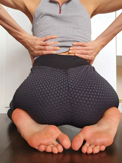 Tight leggings with bare feet and 🍑 view? oc