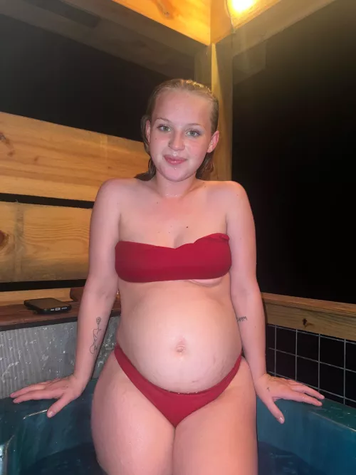 21 weeks pregnant , Come join me in the hottub 🤫