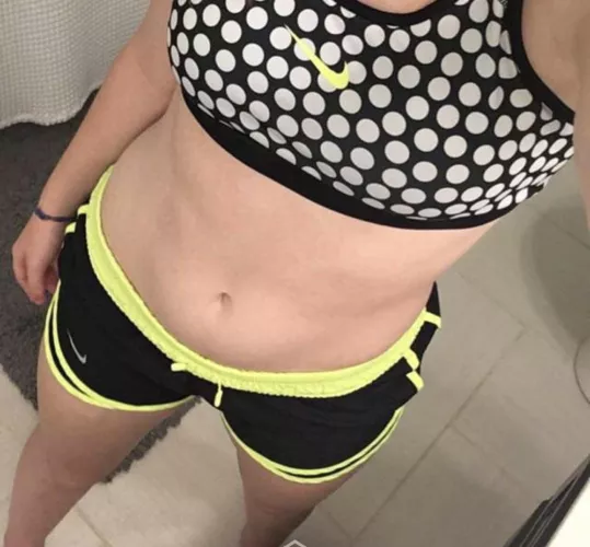 Any pics of Nike tempo or UA running shorts?