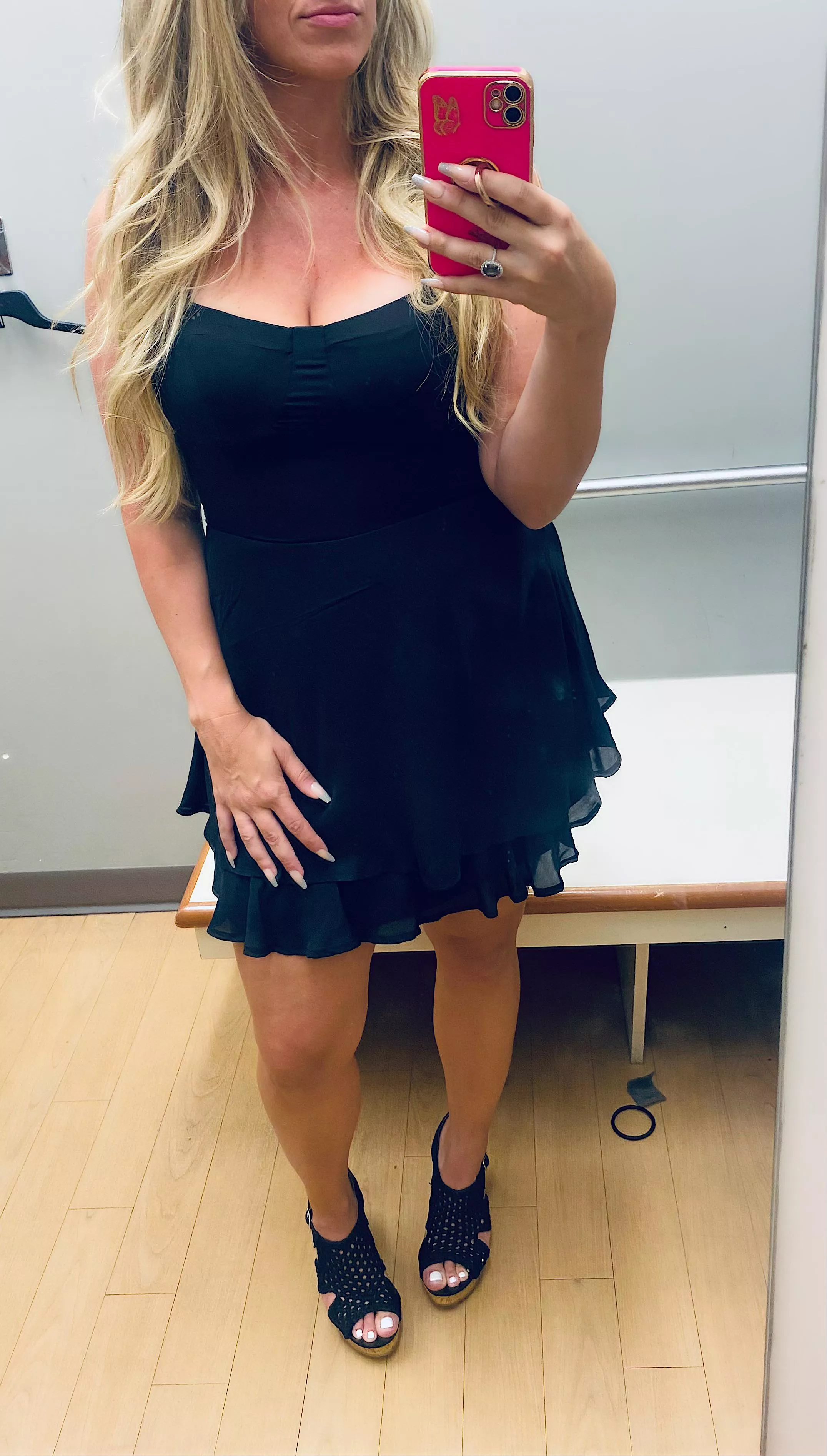 Cum meet me in my dressing room.