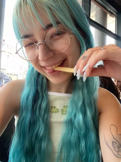 I decided to show off with my new neon hair colour and enjoy my french fries at the same time, I hope you are enjoying your day as I do! hehe