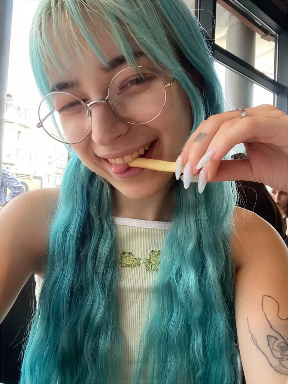 I decided to show off with my new neon hair colour and enjoy my french fries at the same time, I hope you are enjoying your day as I do! hehe