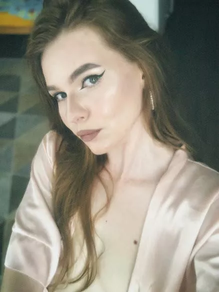 👄💬 Ready to find someone who can talk to me for hours on end, and make every conversation feel like a soft whisper on the lips - want to be my verbal partner?