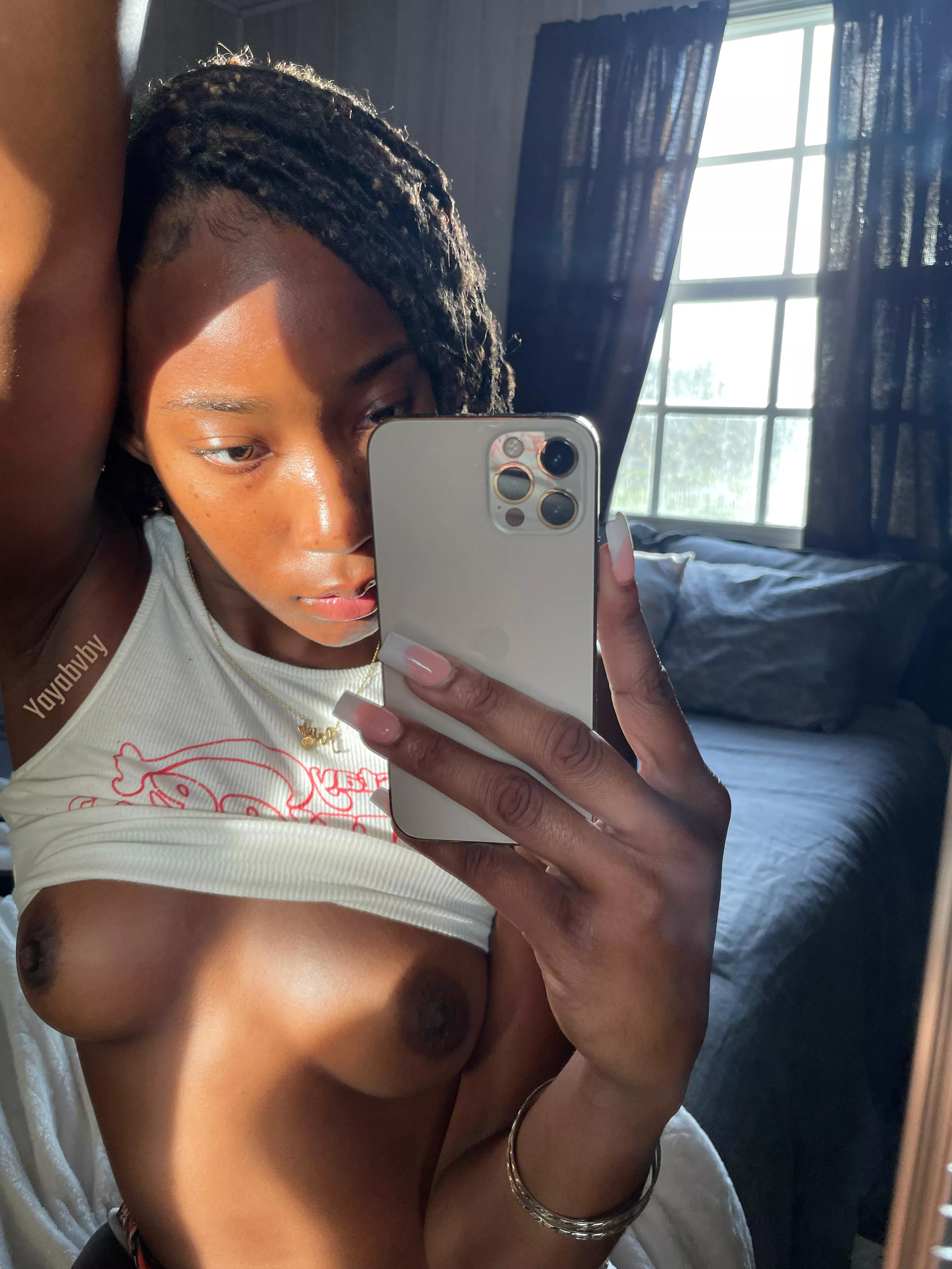 Sexy frexs, smooth skin, Pink lips, & Wet pussy r some of the qualities on a woman