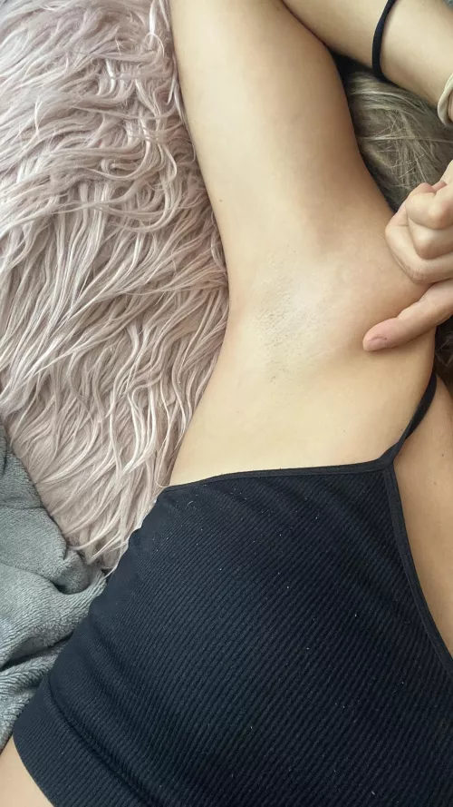 Sunday chill-day !! it's hot at my place, i sweat .. wanna lick ? 💦