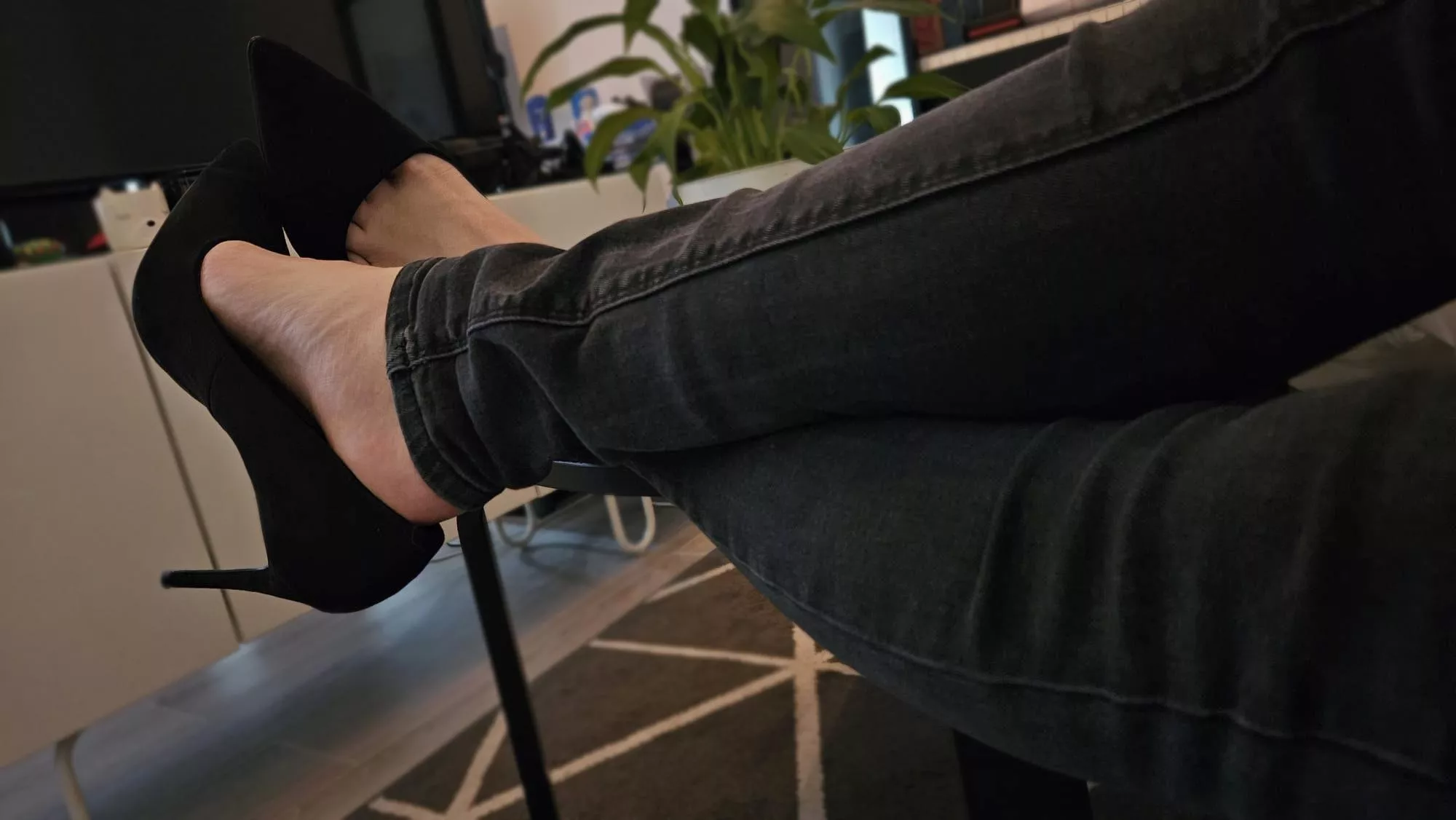 After a long week in these bad boys, it's nice to put my feet up 🖤