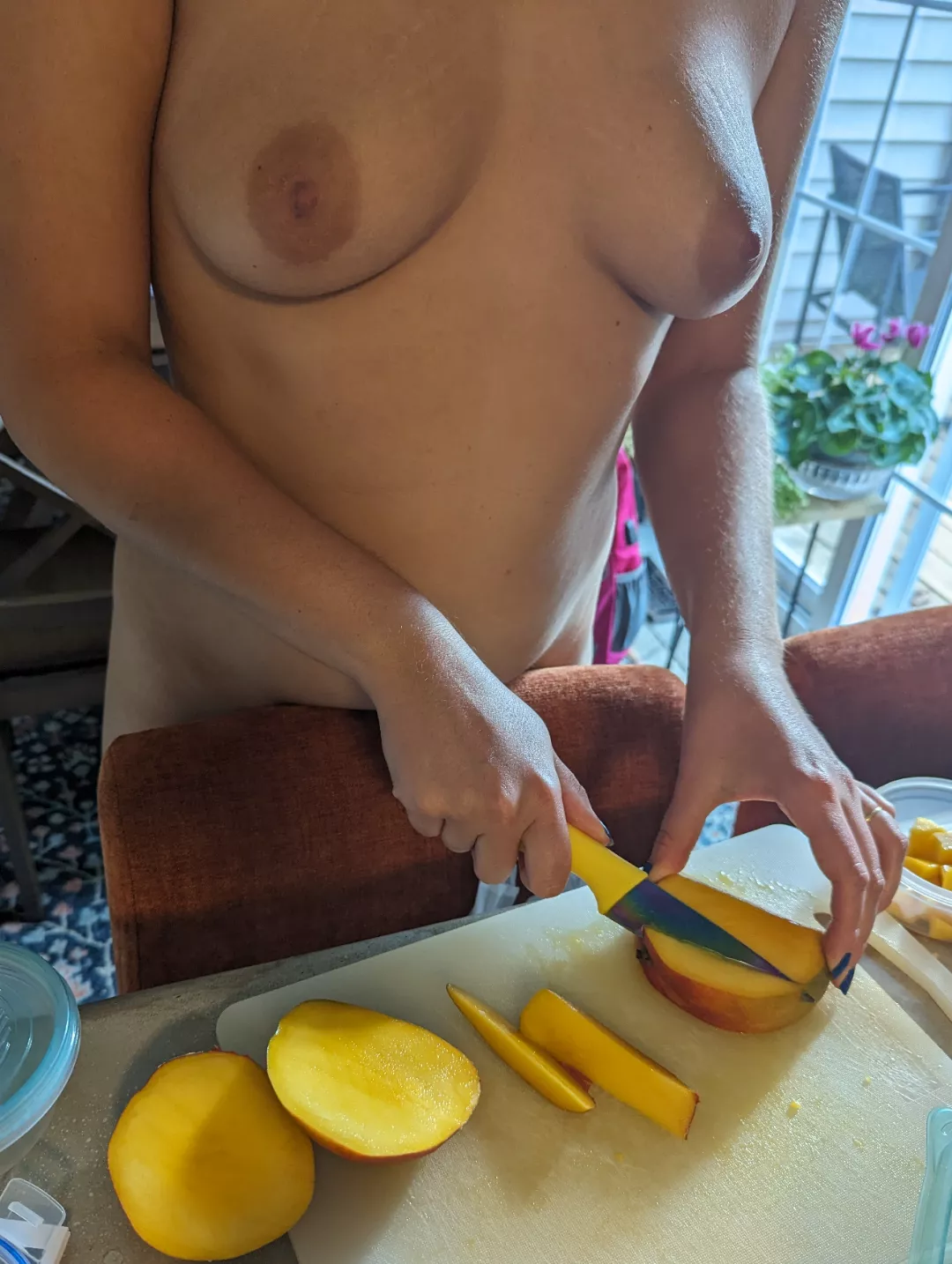 F 28, 155, 5'7, cutting some mango up for the week, spent the weekend nude 💚