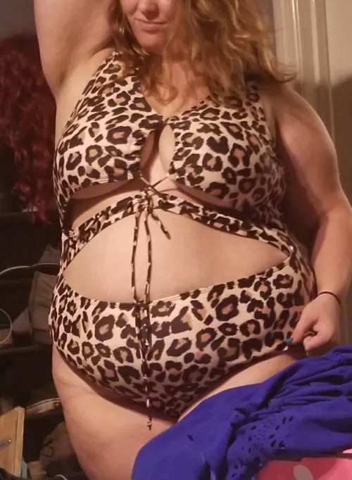 Hope you like a little underboob 😘