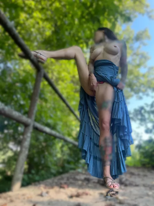 How is this married mom of two!? [f]