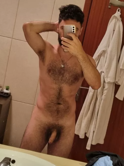 I love the large mirror in the hotel bathroom. Makes it easier to take photos 🥵