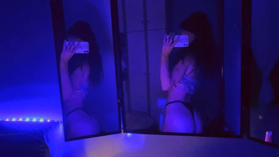 I should remove all my clothes 👄 Too many mirrors to be seen💜