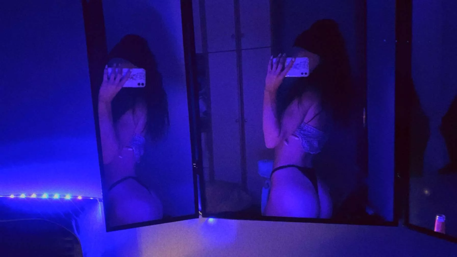 I should remove all my clothes 👄 Too many mirrors to be seen💜