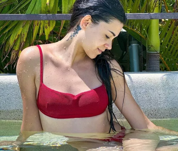 Relaxed bikini shot :) [f22]