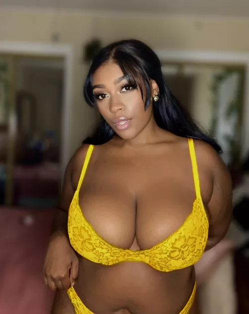 sunny lingerie for a sunny Sunday