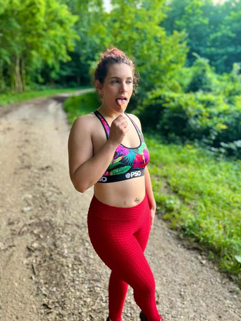 These leggings are so comfortable that they make this lollipop even more enjoyable 🍭