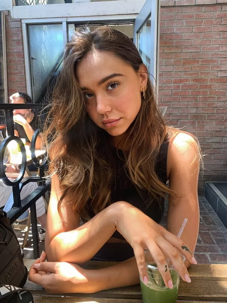 Alexis Ren