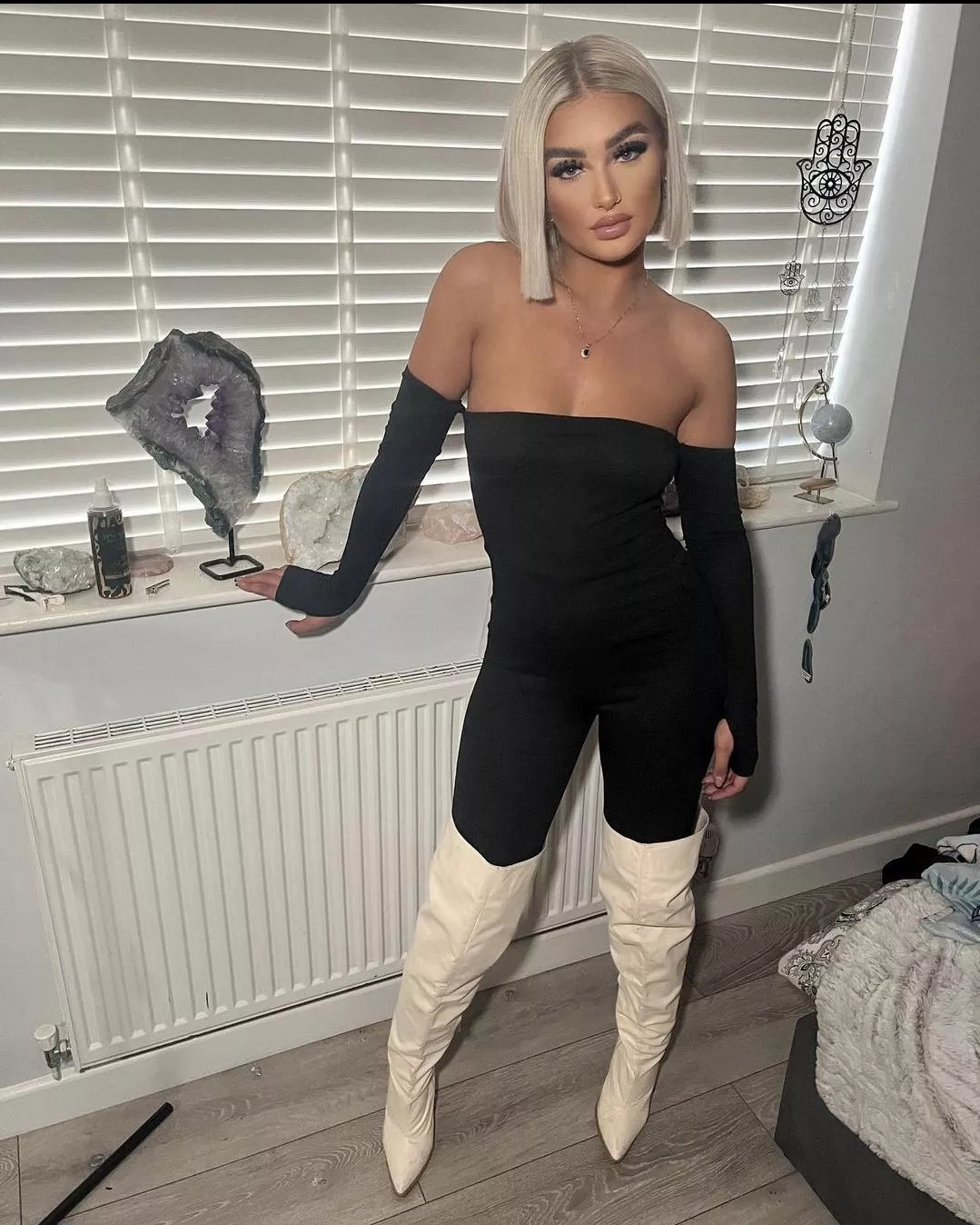 Ell in boots