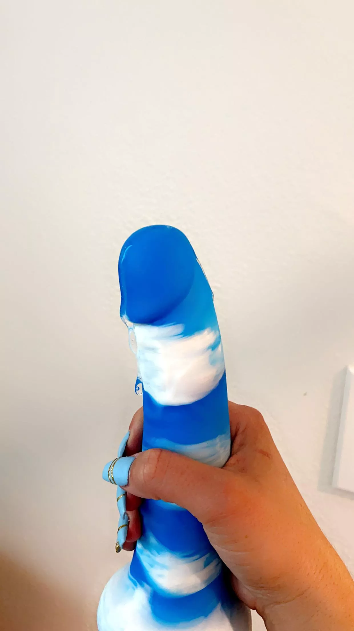 How dreamy is this dildo with shiny precum ;) I love the drips! Let me fuck you with all 7”. 😈🍆💧