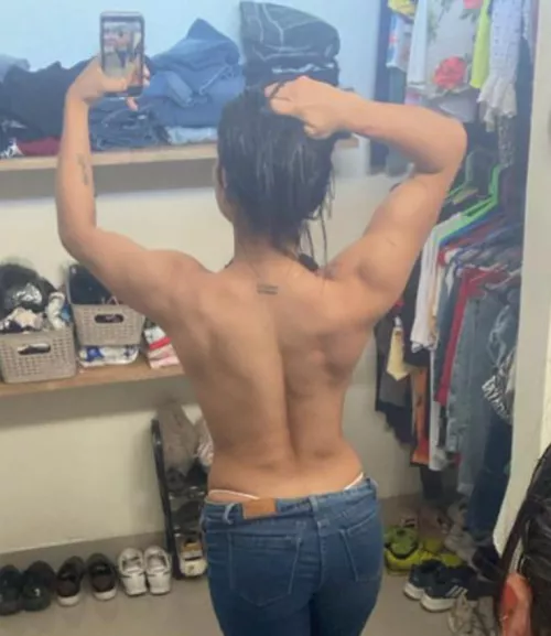 Is back definition sexy on a girl?