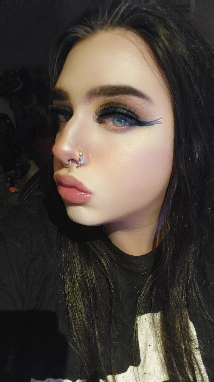 My new lip plumper did some work! Feel free to say hai btw :3💜
