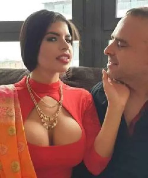 What’s the name of this Indian lady from a Niks Indian video