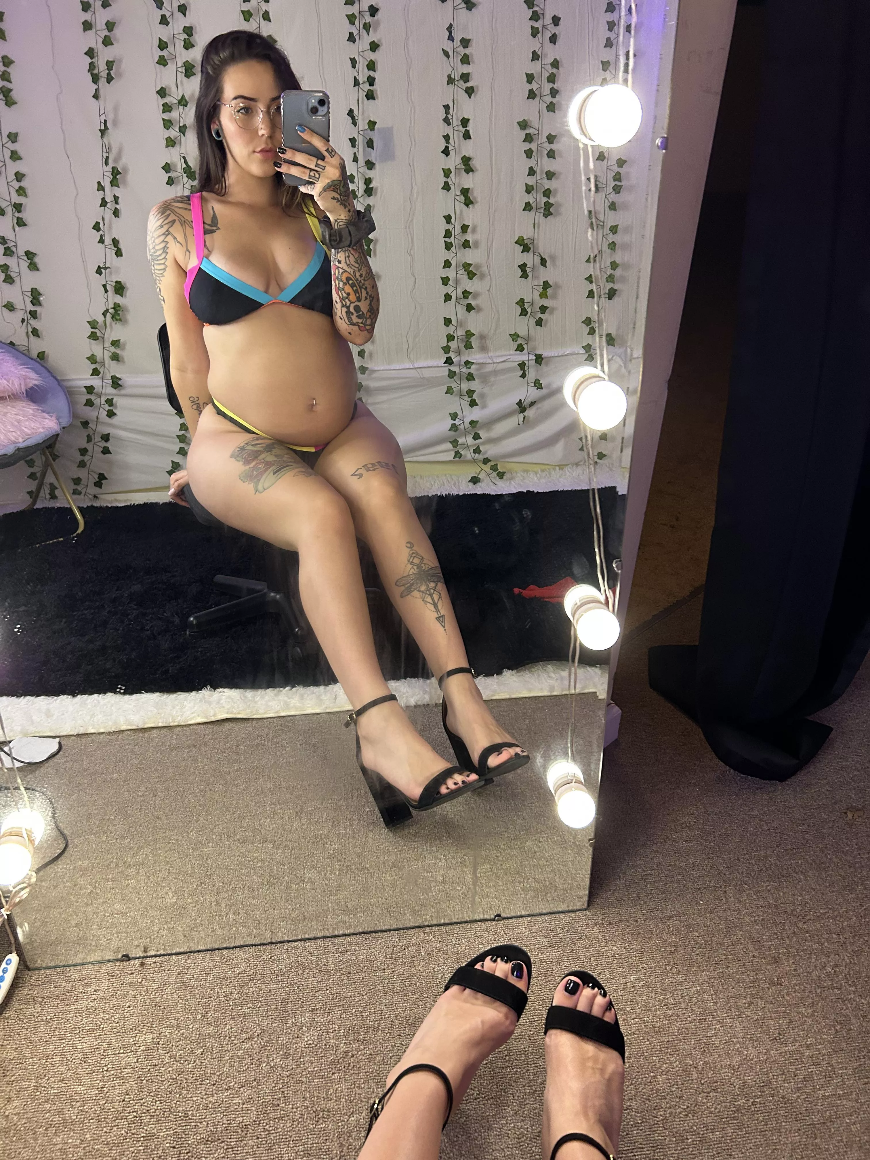 33 weeks pregnant! I might need your help taking my heels off