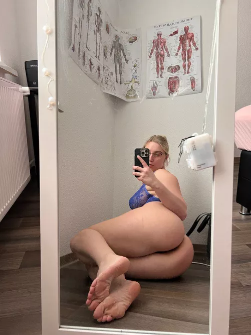 come cuddle me from the back!